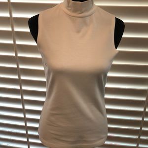 Andrea Jovine fitted sleeveless zipper top. Basic